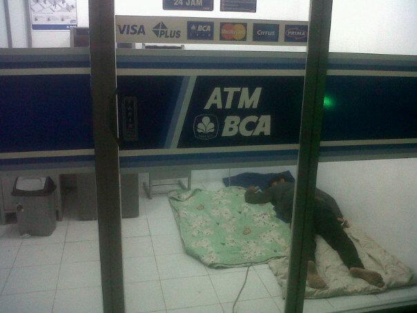 Tidur di ATM