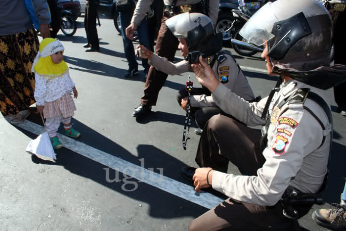 Polisi Foto Anak Kecil Demo